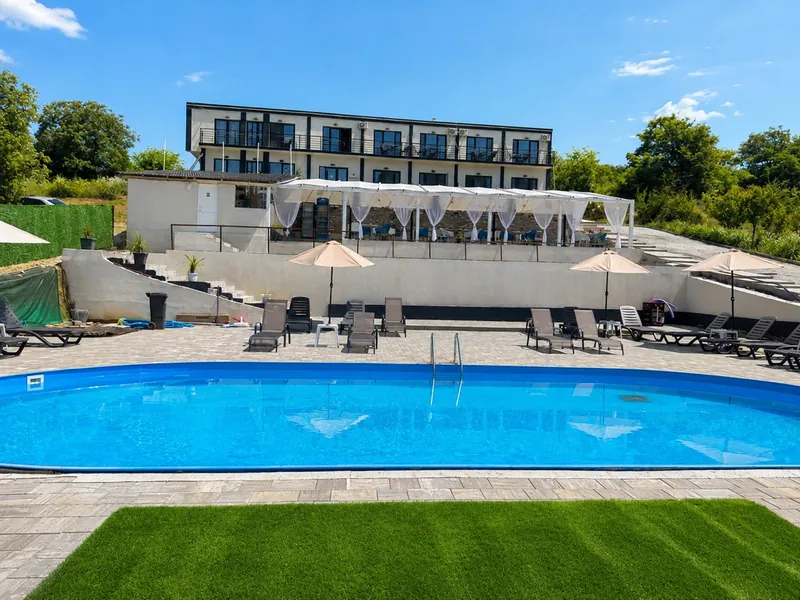Casa Amnisty, piscina și terasa în lumina zilei