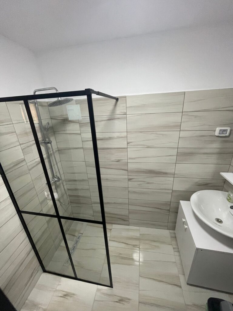 Baie privată la Casa Amnisty