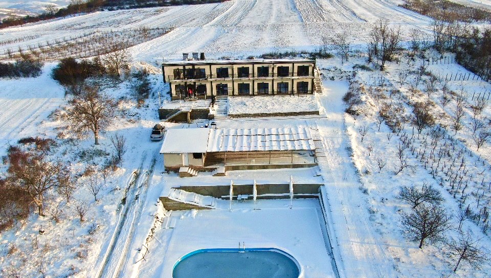 Casa Amnisty și împrejurimile acoperite de zăpadă