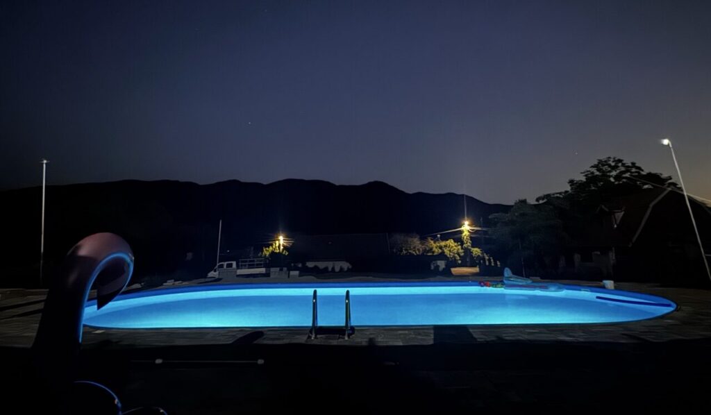 Piscina Casei Amnisty luminată seara