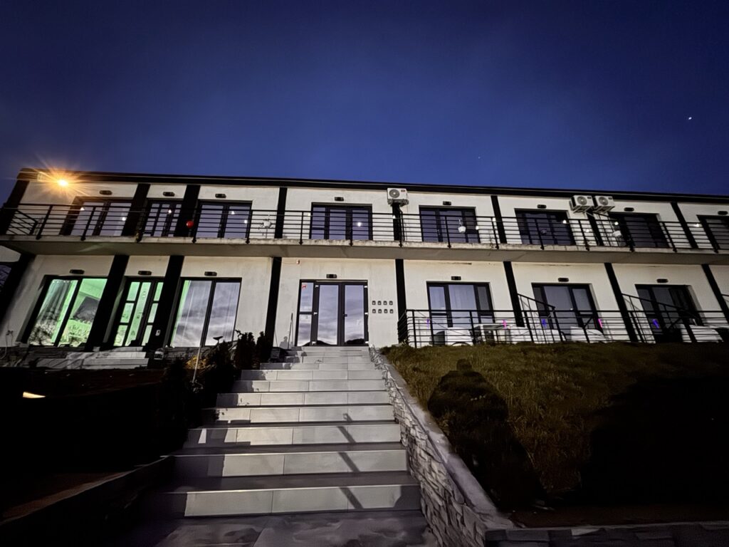 Casa Amnisty și intrarea, luminate seara