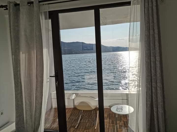 Balcon și priveliște spre Dunăre
